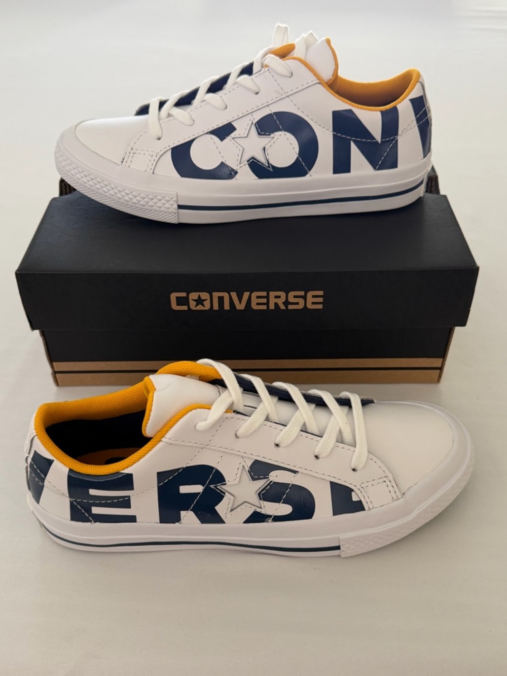 (NWT) Converse One Star Oxford Leather Sneaker in White & Navy, 3 Youth / Junior